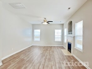 4493 Paula Dr in Winston-Salem, NC - Foto de edificio - Building Photo