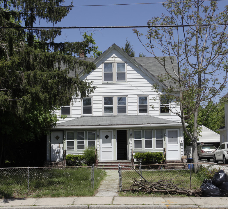 33 Hicks Ln in Great Neck, NY - Building Photo