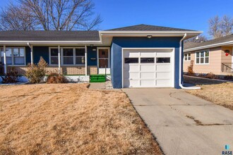 3213 S Holly Ave in Sioux Falls, SD - Foto de edificio - Building Photo