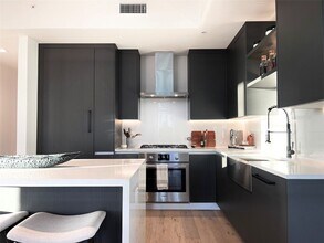 1801 N Pearl St, Unit 3012 in Dallas, TX - Building Photo - Building Photo