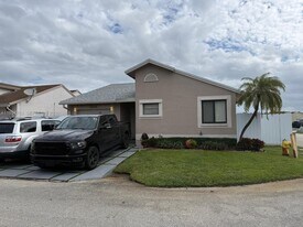 1041 SW 111th Ave in Pembroke Pines, FL - Building Photo