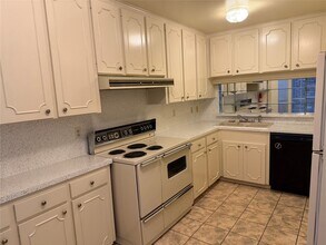 7933 Woodway Dr in Houston, TX - Building Photo - Building Photo