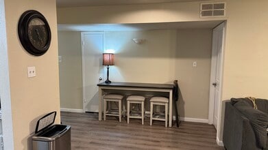 356 W Harwood Rd, Unit C in Hurst, TX - Foto de edificio - Building Photo