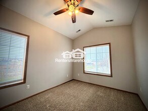 2000 Meadow Ct, Unit 512 in Des Moines, IA - Building Photo - Building Photo