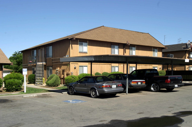 Lakeland Apartments in Madera, CA - Foto de edificio - Building Photo