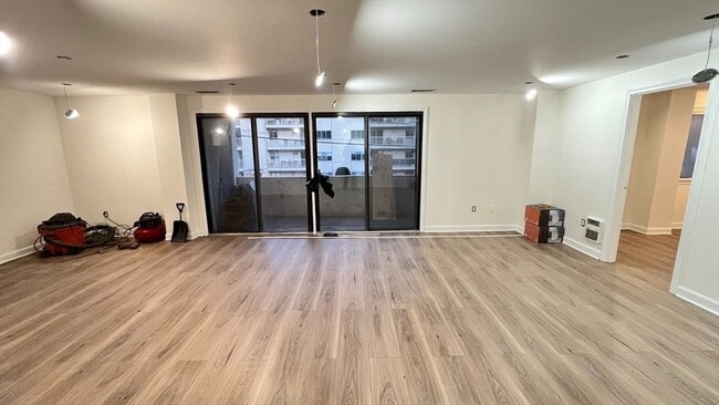 295 W Wyoming Ave, Unit 3A in Stoneham, MA - Foto de edificio - Building Photo