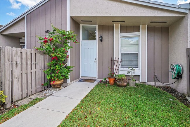 616 Woodgate Cir in Sunrise, FL - Building Photo - Building Photo