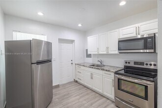 7012 NW 5th Pl in Miami, FL - Building Photo - Building Photo