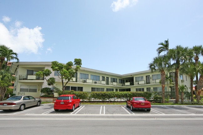 Crestview Apartments in Bay Harbor Islands, FL - Foto de edificio - Building Photo