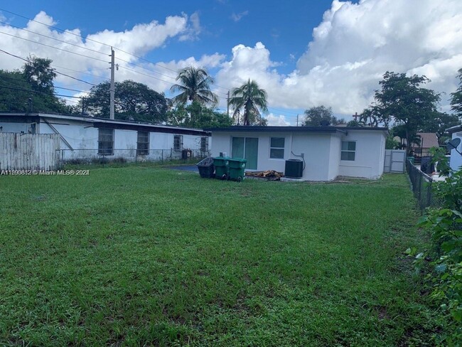 2036 NW 97th St in Miami, FL - Building Photo - Building Photo