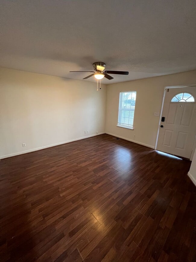 102 Wassom Ct in Oak Grove, KY - Foto de edificio - Building Photo