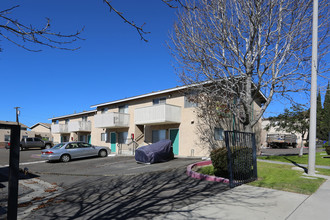 Las Lomas Apartments in San Diego, CA - Foto de edificio - Building Photo