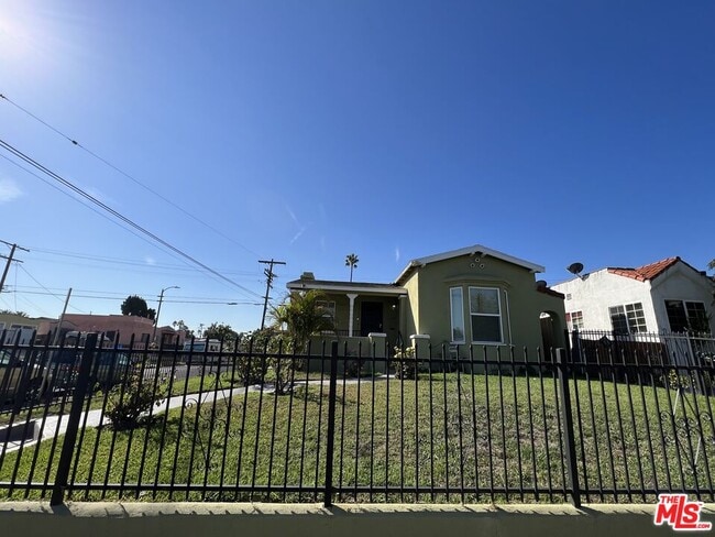 600 W 102nd St in Los Angeles, CA - Building Photo - Building Photo