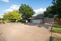 6207 McCoy Dr in Amarillo, TX - Foto de edificio - Building Photo