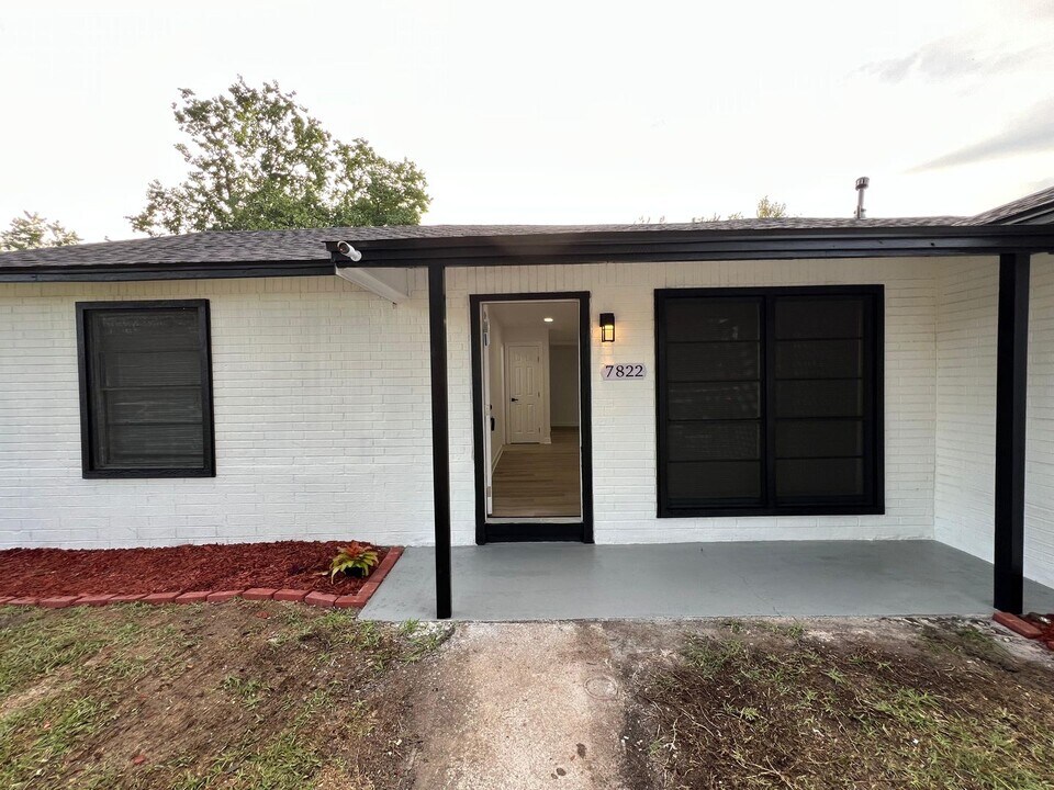 7822 Sharondale Dr in Houston, TX - Building Photo