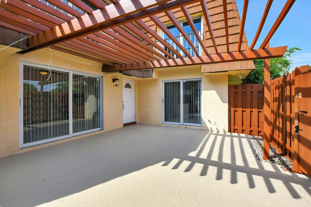 2555 Albatross Rd N in Delray Beach, FL - Building Photo