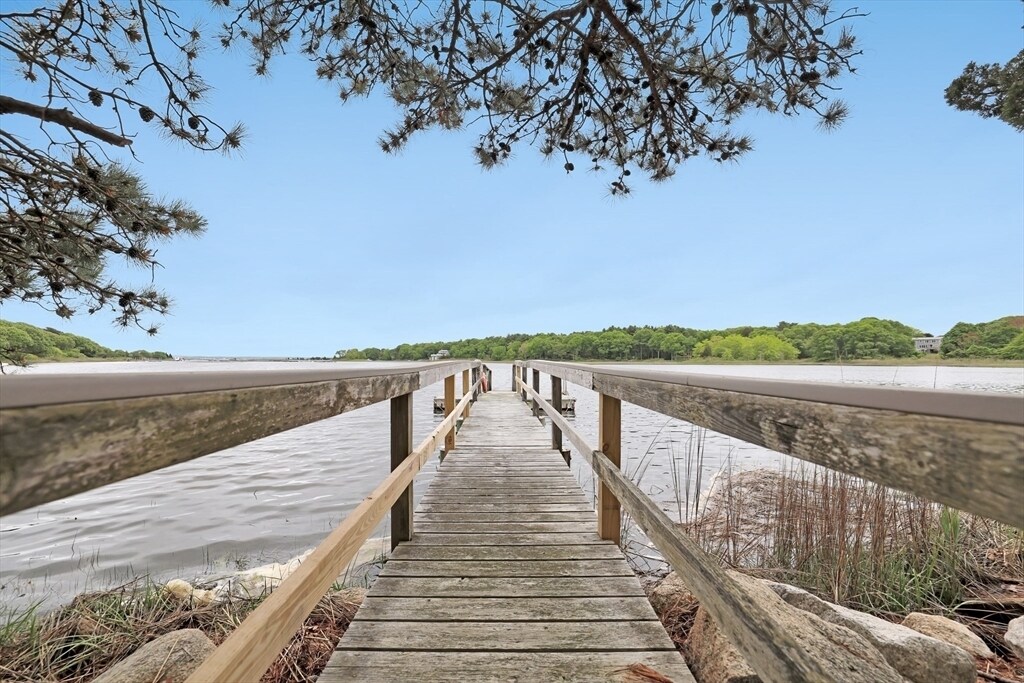 17 Bourne Point Rd in Wareham, MA - Building Photo