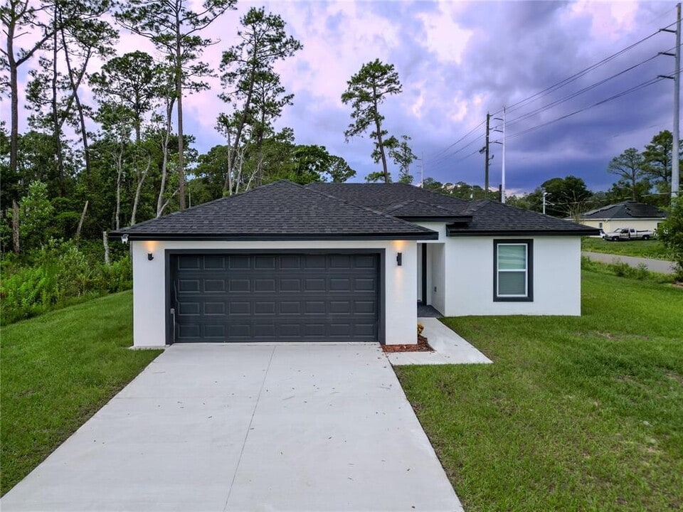 1590 West Pkwy in DeLand, FL - Building Photo