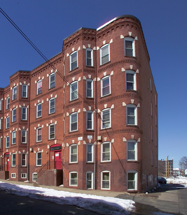 215 E Dwight St in Holyoke, MA - Foto de edificio