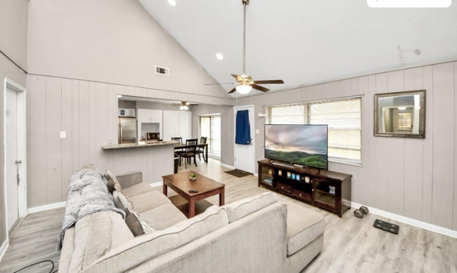 318 Elm St in Prairie View, TX - Building Photo - Building Photo
