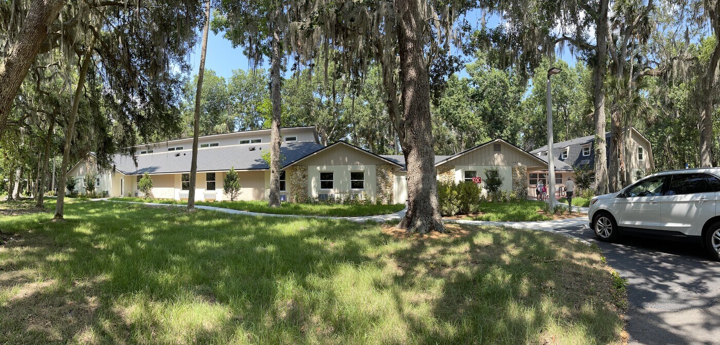 1152 Old Hammock Rd in Port Orange, FL - Building Photo