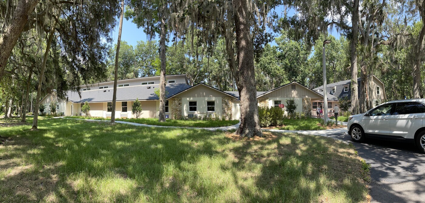 1152 Old Hammock Rd in Port Orange, FL - Foto de edificio