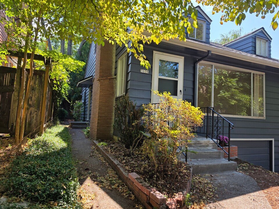 3038 NE Hoyt St in Portland, OR - Building Photo