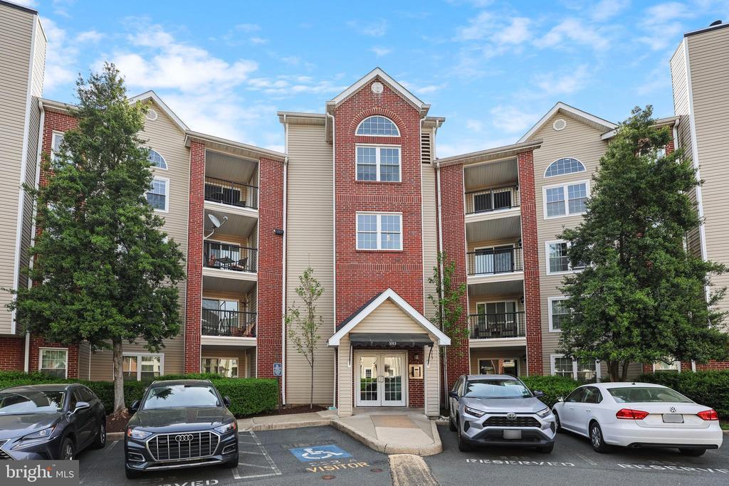 3313 Wyndham Cir in Alexandria, VA - Building Photo