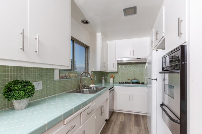 2849 Waverly Dr in Los Angeles, CA - Building Photo - Building Photo