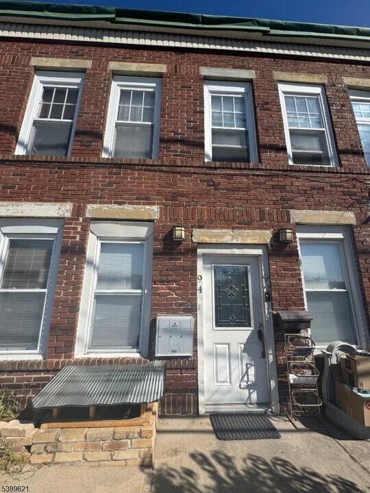 92 Greylock Ave in Belleville, NJ - Building Photo