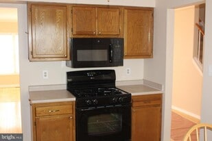 611 Suffield Dr in Gaithersburg, MD - Building Photo