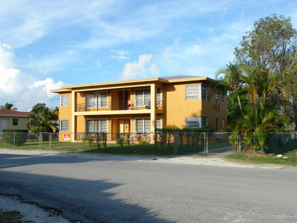 10858 NE 12th Ave in Miami, FL - Foto de edificio