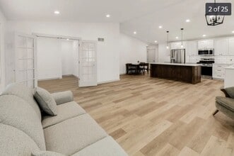 1009 E 6th St in Pella, IA - Building Photo - Building Photo