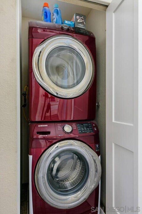 5125 Fontaine St, Unit 205 in San Diego, CA - Foto de edificio