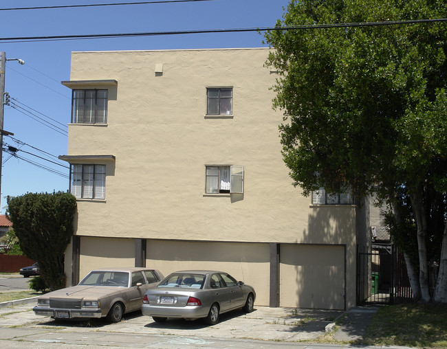 5492 Ruth Ave in Oakland, CA - Foto de edificio - Building Photo