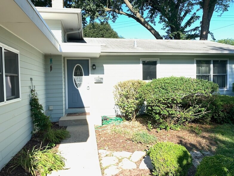 1126 Laurel Ln in Naperville, IL - Building Photo