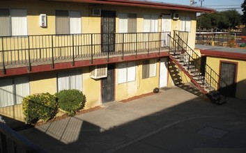 San Ramon Court in Fresno, CA - Building Photo - Building Photo