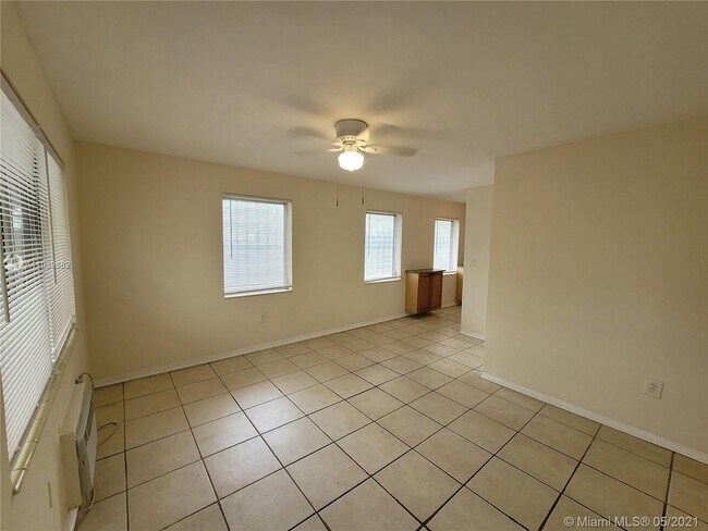 696 NE 85th St-Unit -8 in Miami, FL - Building Photo - Building Photo