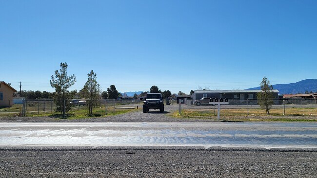 1611 E Gamebird Rd, Unit C in Pahrump, NV - Foto de edificio - Building Photo