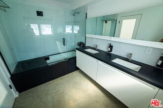 14 Brooks Ave in Los Angeles, CA - Building Photo - Building Photo