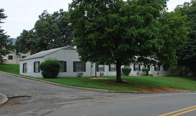 Skyline Village Apartments in Winston-Salem, NC - Foto de edificio - Building Photo