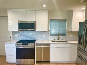 22261 Haynes St in Canoga Park, CA - Building Photo - Building Photo