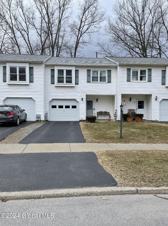 11 Clubhouse Dr in Saratoga Springs, NY - Building Photo