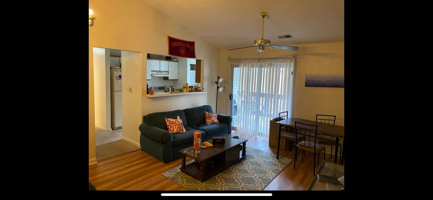 401 Berryfield Ln, Unit D in Blacksburg, VA - Foto de edificio