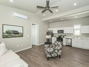 6016 E Sussex Way in Fresno, CA - Building Photo - Building Photo