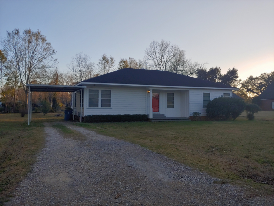 419 Lincoln Dr in Jennings, LA - Building Photo