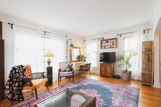 2645 N 69th St, Unit Upper in Wauwatosa, WI - Foto de edificio - Building Photo