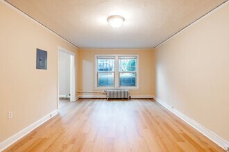 Roosevelt Apartments in Seattle, WA - Building Photo - Interior Photo