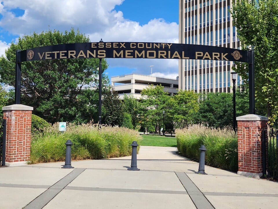 206 Matthews Drive in Newark, NJ - Foto de edificio