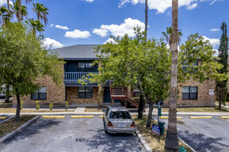 McIntyre Apartments in Edinburg, TX - Foto de edificio - Building Photo